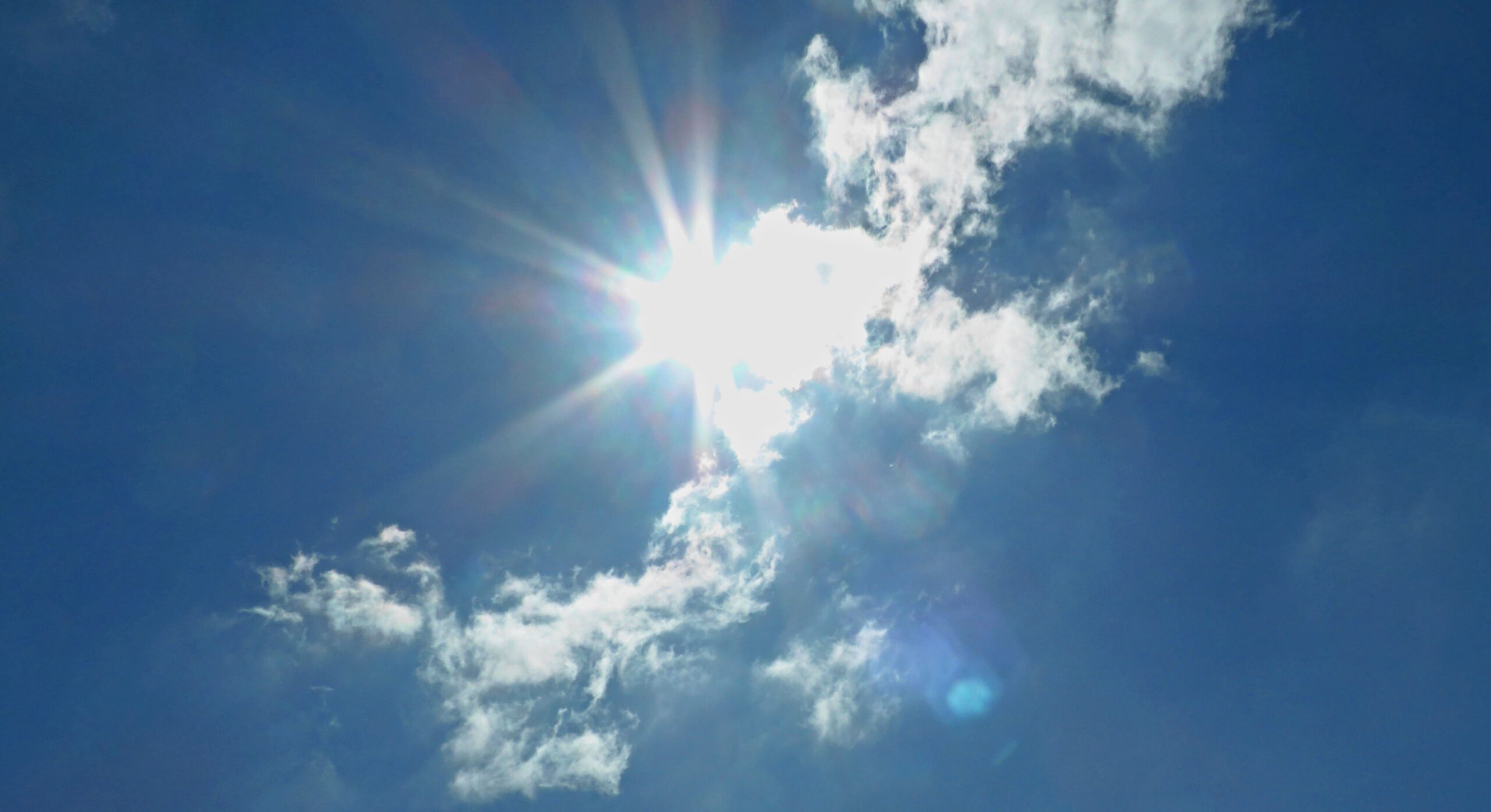 Sonne strahlt von blauem Himmel